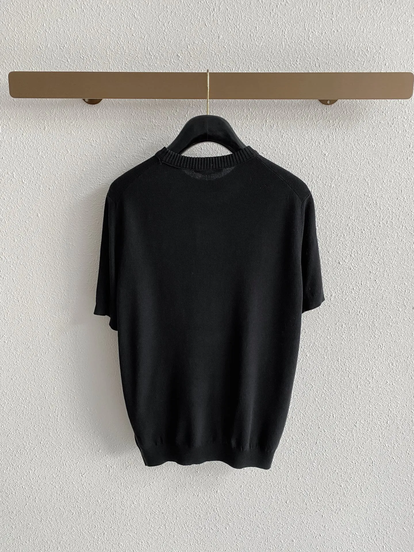 The entire Loro Piana piece is made of fine plain knitting technology, without unnecessary patterns, and relies solely on clean texture. Fabrics of this kind of weave are usually thinner, breathable, smooth to the touch, and have a soft matte texture, which is very consistent with the old-money style aesthetic of "low-key and noble". Sizes:M-3XL